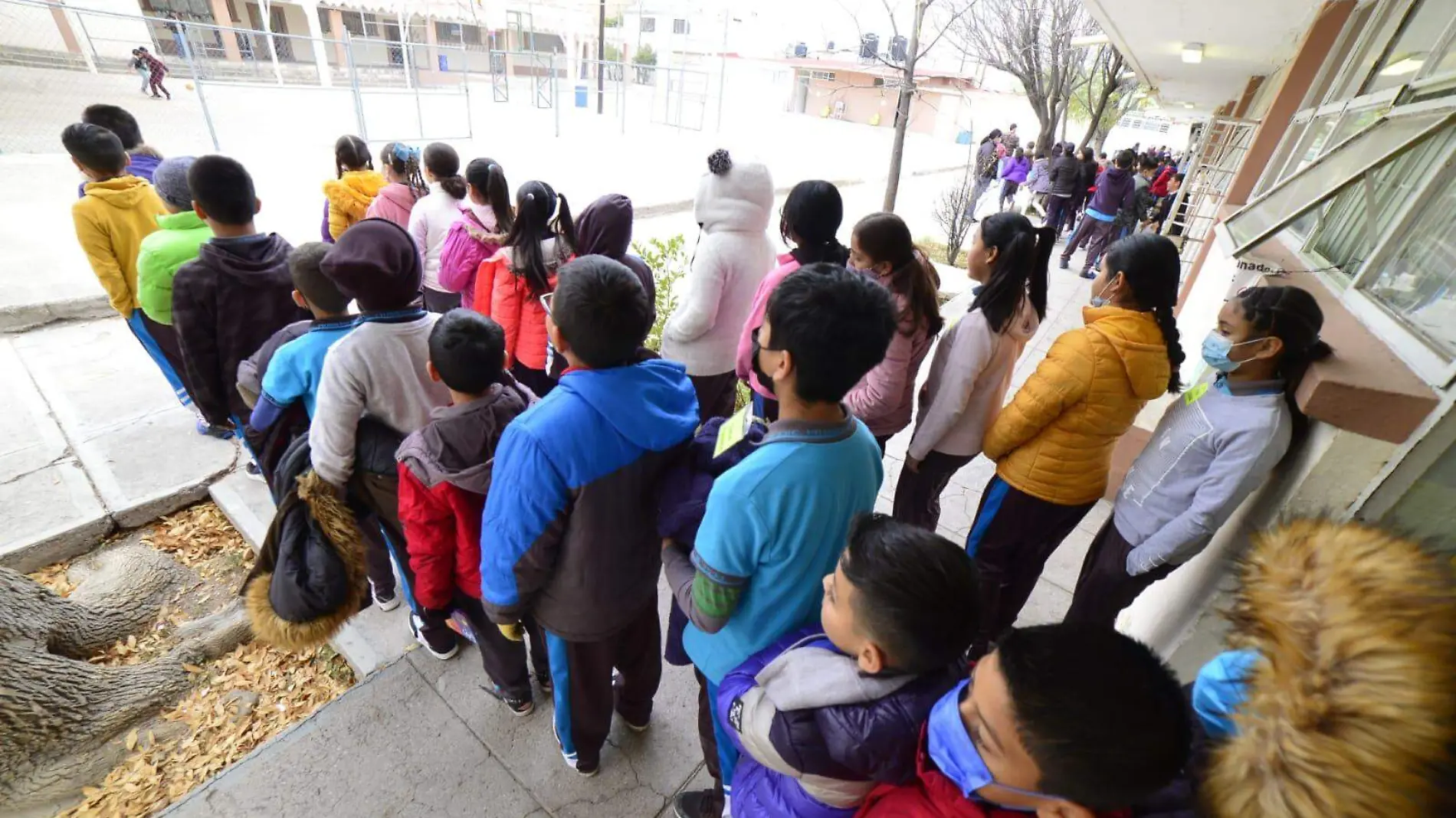 niños en ultimo dia de clases, listos para vacaciones